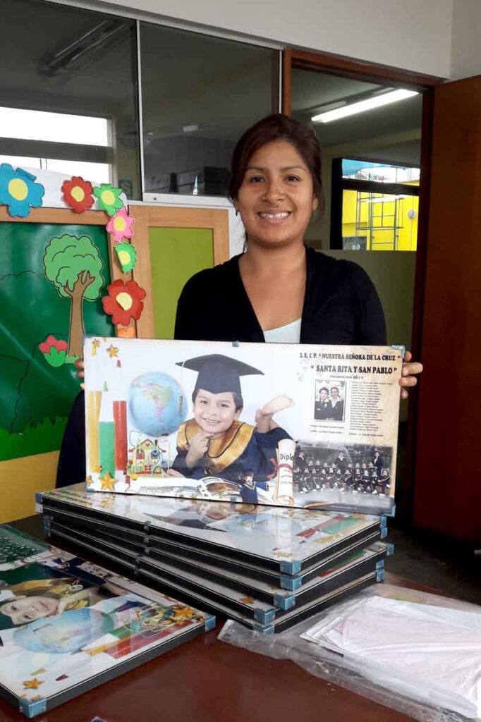 cuadro-en-vidrio-colegio-senora-de-la-cruz-682x1024